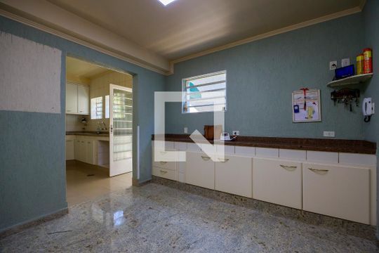 Casa com 4 quartos disponível para compra. Confira essa casa à venda para atender suas necessidades! — Copa