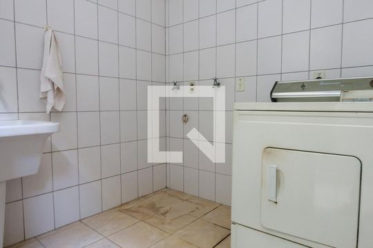 Casa com 4 quartos disponível para compra. Confira essa casa à venda para atender suas necessidades! — Área de Serviço