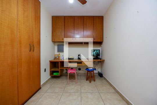 Casa com 4 quartos disponível para compra. Confira essa casa à venda para atender suas necessidades! — Quarto 3