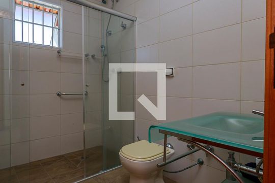 Casa com 4 quartos disponível para compra. Confira essa casa à venda para atender suas necessidades! — Suíte 2 - Banheiro