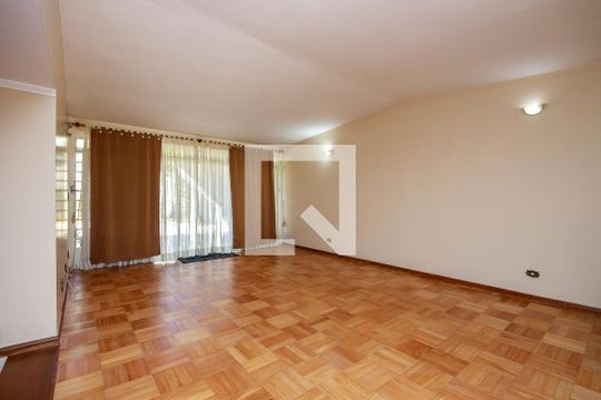 Casa com 4 quartos disponível para compra. Confira essa casa à venda para atender suas necessidades! — Sala