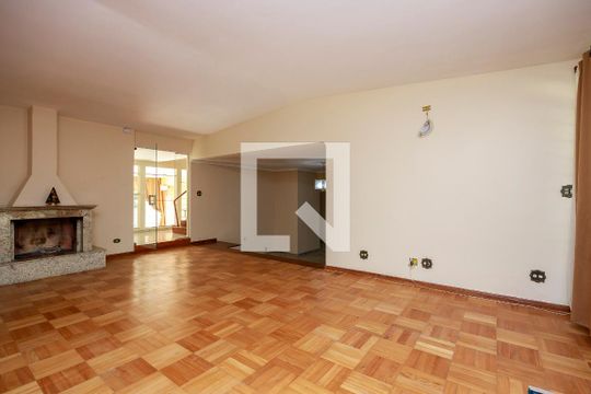 Casa com 4 quartos disponível para compra. Confira essa casa à venda para atender suas necessidades! — Sala