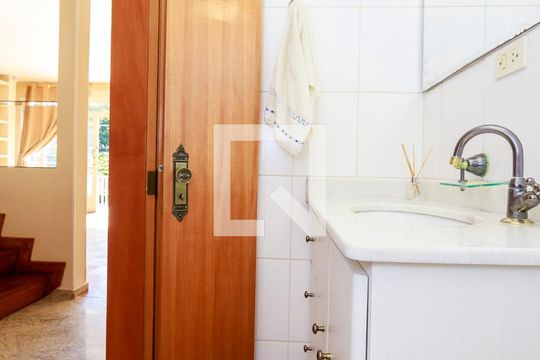 Casa com 4 quartos disponível para compra. Confira essa casa à venda para atender suas necessidades! — Lavabo