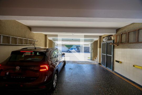 Casa com 4 quartos disponível para compra. Confira essa casa à venda para atender suas necessidades! — Garagem