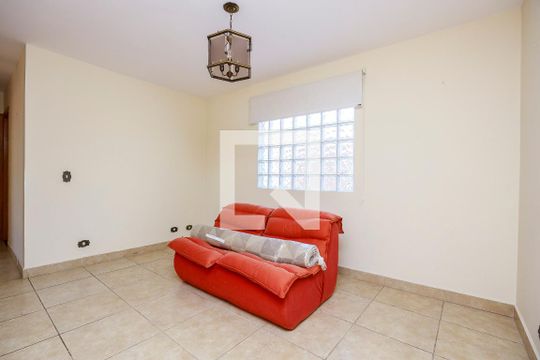 Casa com 4 quartos disponível para compra. Confira essa casa à venda para atender suas necessidades! — Living
