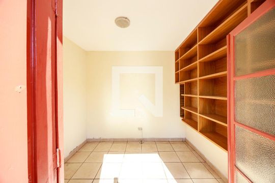 Casa com 4 quartos disponível para compra. Confira essa casa à venda para atender suas necessidades! — Edícula