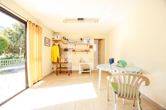 Casa com 4 quartos disponível para compra. Confira essa casa à venda para atender suas necessidades! — Edícula