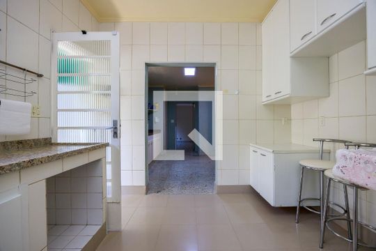 Casa com 4 quartos disponível para compra. Confira essa casa à venda para atender suas necessidades! — Cozinha