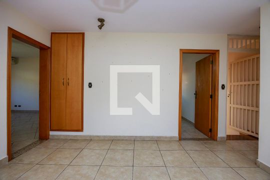 Casa com 4 quartos disponível para compra. Confira essa casa à venda para atender suas necessidades! — Living