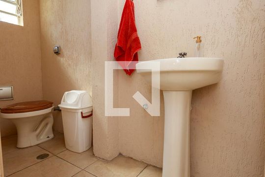 Casa com 4 quartos disponível para compra. Confira essa casa à venda para atender suas necessidades! — Edícula