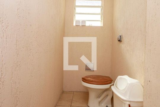 Casa com 4 quartos disponível para compra. Confira essa casa à venda para atender suas necessidades! — Edícula