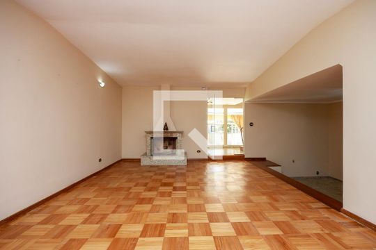 Casa com 4 quartos disponível para compra. Confira essa casa à venda para atender suas necessidades! — Sala