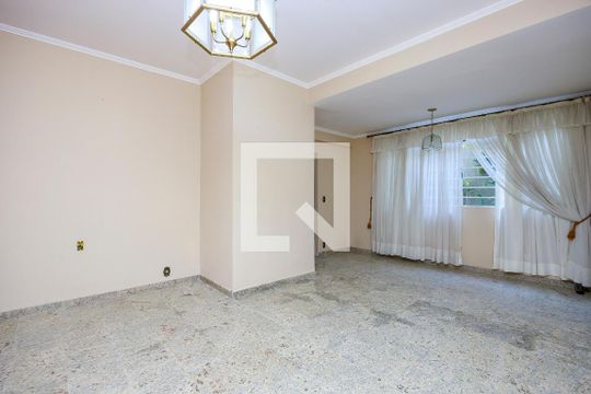 Casa com 4 quartos disponível para compra. Confira essa casa à venda para atender suas necessidades! — Sala