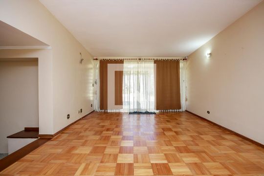 Casa com 4 quartos disponível para compra. Confira essa casa à venda para atender suas necessidades! — Sala
