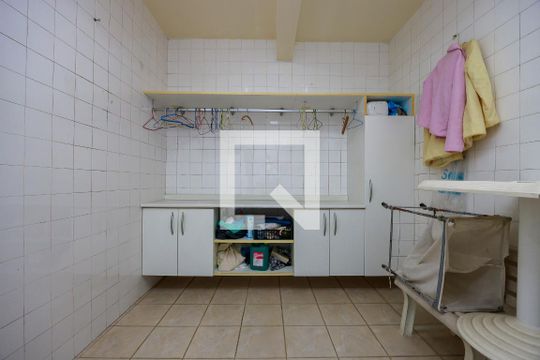 Casa com 4 quartos disponível para compra. Confira essa casa à venda para atender suas necessidades! — Área de Serviço