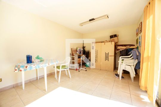 Casa com 4 quartos disponível para compra. Confira essa casa à venda para atender suas necessidades! — Edícula