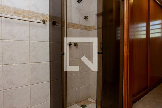 Casa com 4 quartos disponível para compra. Confira essa casa à venda para atender suas necessidades! — Suíte 4 - Banheiro