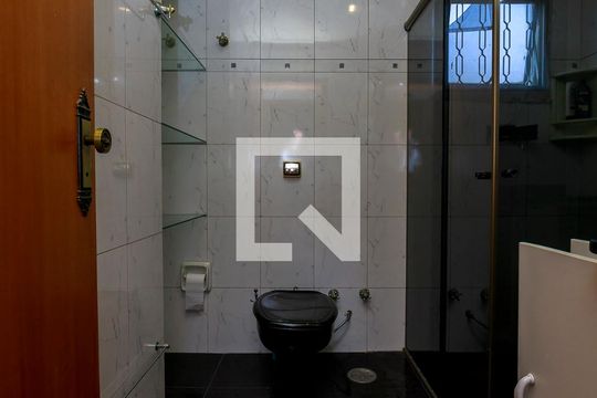 Casa com 4 quartos disponível para compra. Confira essa casa à venda para atender suas necessidades! — Banheiro 3