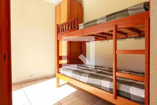 Casa com 4 quartos disponível para compra. Confira essa casa à venda para atender suas necessidades! — Edícula