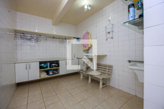 Casa com 4 quartos disponível para compra. Confira essa casa à venda para atender suas necessidades! — Área de Serviço