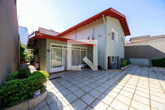 Casa com 4 quartos disponível para compra. Confira essa casa à venda para atender suas necessidades! — Área Externa