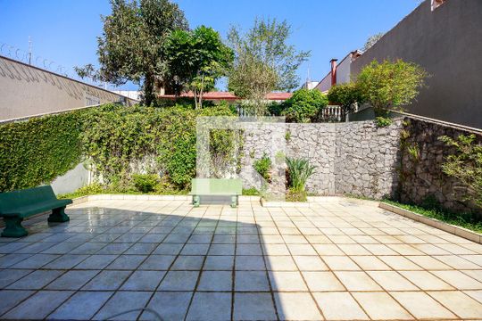 Casa com 4 quartos disponível para compra. Confira essa casa à venda para atender suas necessidades! — Área Externa