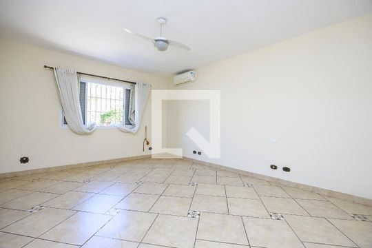 Casa com 4 quartos disponível para compra. Confira essa casa à venda para atender suas necessidades! — Suíte 4