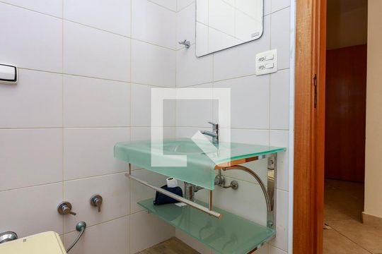 Casa com 4 quartos disponível para compra. Confira essa casa à venda para atender suas necessidades! — Suíte 2 - Banheiro