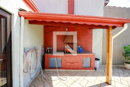 Casa com 4 quartos disponível para compra. Confira essa casa à venda para atender suas necessidades! — Churrasqueira