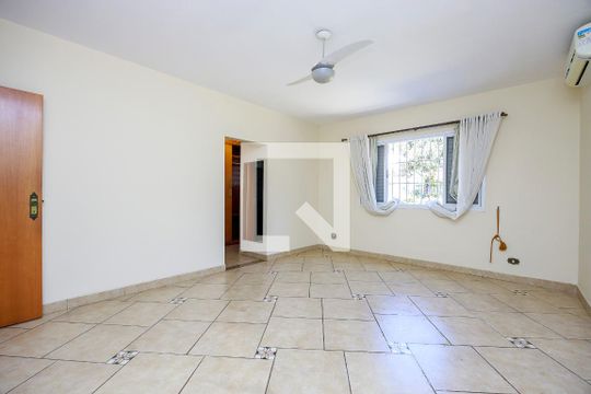 Casa com 4 quartos disponível para compra. Confira essa casa à venda para atender suas necessidades! — Suíte 4