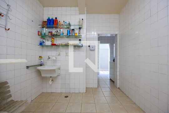 Casa com 4 quartos disponível para compra. Confira essa casa à venda para atender suas necessidades! — Área de Serviço