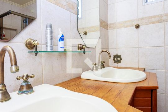 Casa com 4 quartos disponível para compra. Confira essa casa à venda para atender suas necessidades! — Suíte 4 - Banheiro