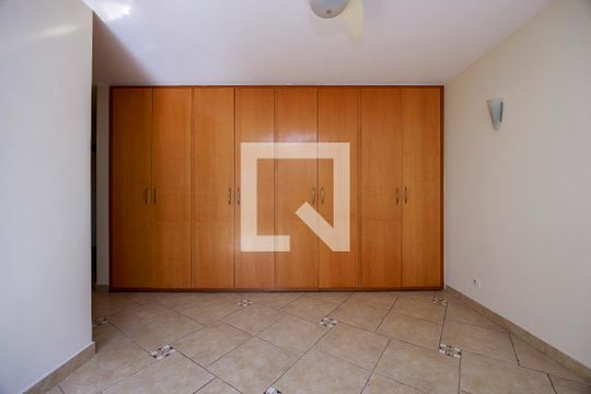 Casa com 4 quartos disponível para compra. Confira essa casa à venda para atender suas necessidades! — Suíte 2