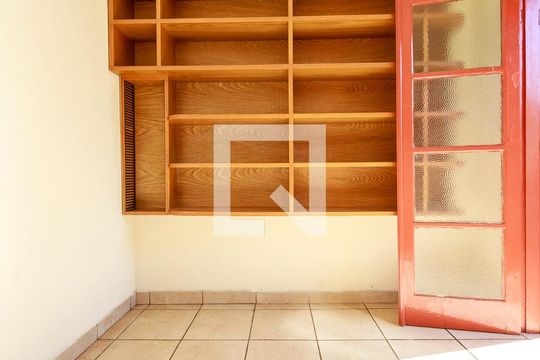 Casa com 4 quartos disponível para compra. Confira essa casa à venda para atender suas necessidades! — Edícula