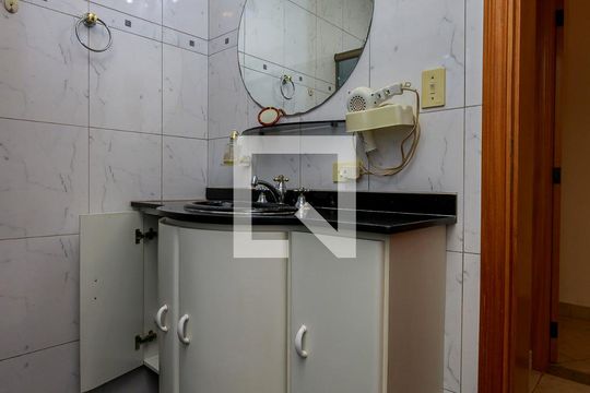 Casa com 4 quartos disponível para compra. Confira essa casa à venda para atender suas necessidades! — Banheiro 3