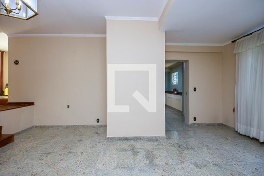 Casa com 4 quartos disponível para compra. Confira essa casa à venda para atender suas necessidades! — Sala