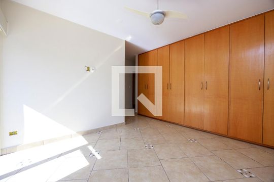 Casa com 4 quartos disponível para compra. Confira essa casa à venda para atender suas necessidades! — Suíte 2