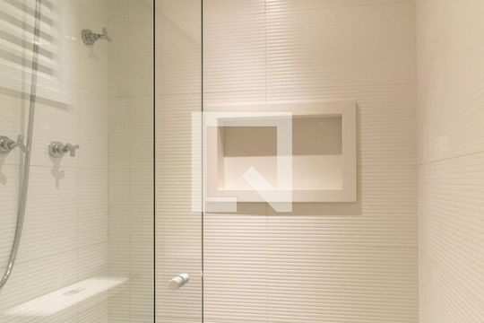 Compra apartamento com 2 quartos e piscina no condomínio. — Banheiro Social
