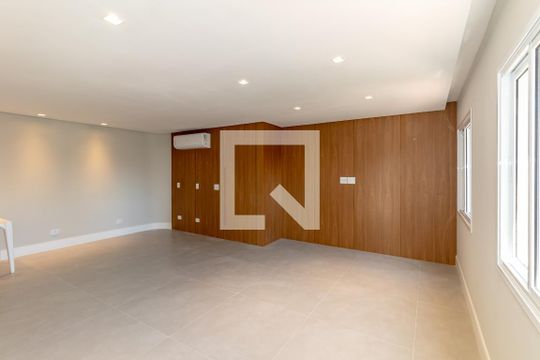 Compra apartamento com 2 quartos e piscina no condomínio. — Sala