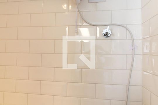 Compra apartamento com 2 quartos e piscina no condomínio. — Banheiro de serviço