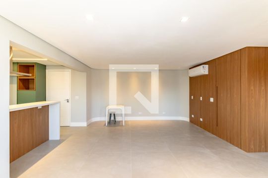 Compra apartamento com 2 quartos e piscina no condomínio. — Sala
