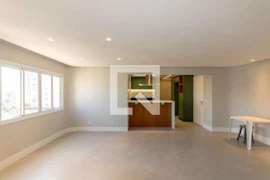 Compra apartamento com 2 quartos e piscina no condomínio. — Sala