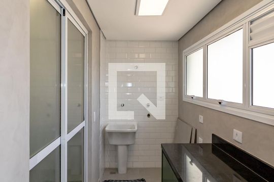 Compra apartamento com 2 quartos e piscina no condomínio. — Área de Serviço