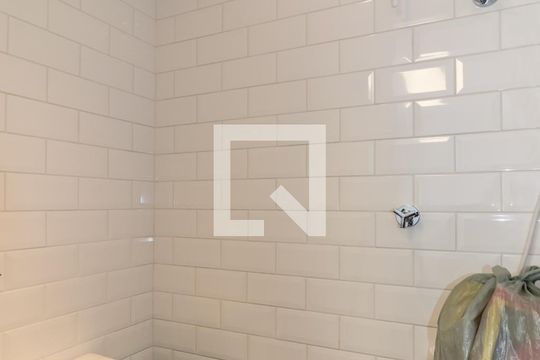 Compra apartamento com 2 quartos e piscina no condomínio. — Banheiro de serviço