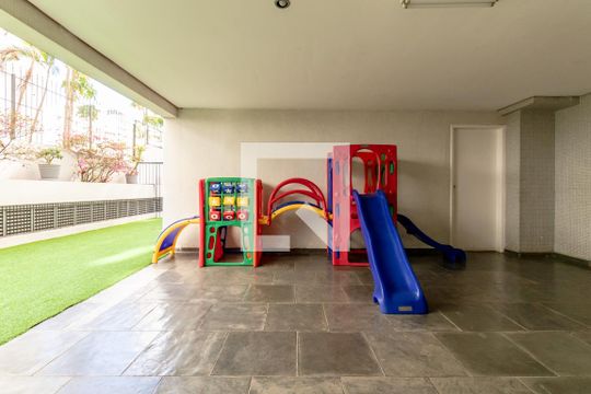 Compra apartamento com 2 quartos e piscina no condomínio. — Área comum - Playground