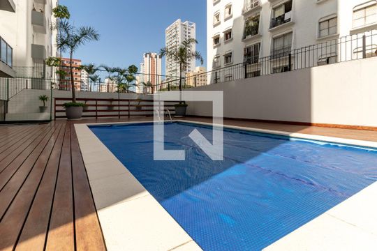 Compra apartamento com 2 quartos e piscina no condomínio. — Área comum - Piscina