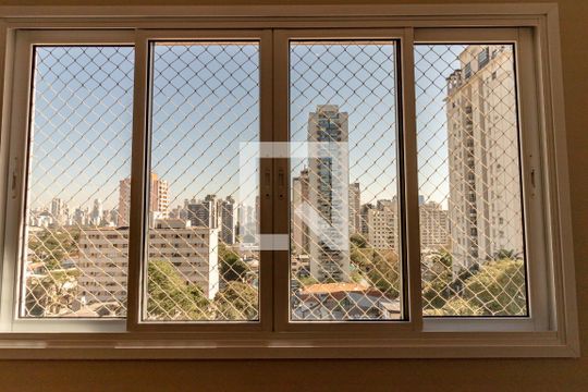 Compra apartamento com 2 quartos e piscina no condomínio. — Sala