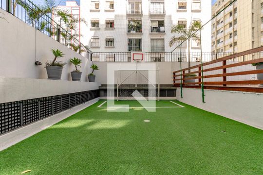 Compra apartamento com 2 quartos e piscina no condomínio. — Área comum - Quadra