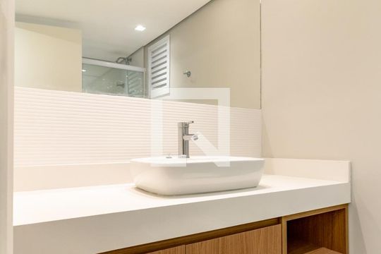 Compra apartamento com 2 quartos e piscina no condomínio. — Banheiro Social