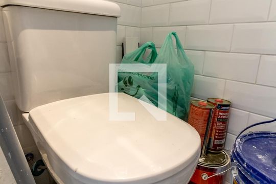 Compra apartamento com 2 quartos e piscina no condomínio. — Banheiro de serviço